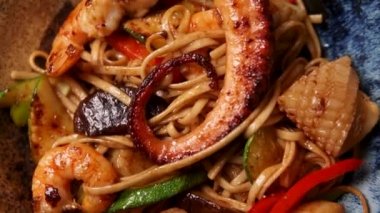 Japon restoranında deniz ürünleri ve sebzeli erişte.