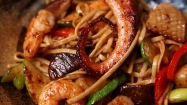 Japon restoranında deniz ürünleri ve sebzeli erişte.