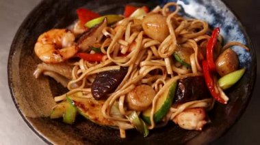 Japon restoranında deniz ürünleri ve sebzeli erişte.