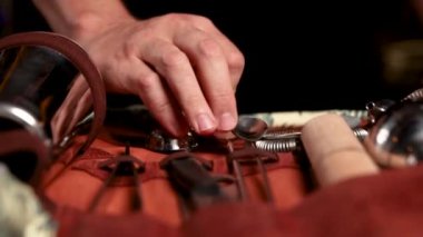 Barmen barda bir kokteyl hazırlıyor.