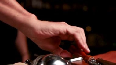 Barmen barda bir kokteyl hazırlıyor.