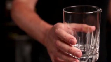 Barmen barda bir kokteyl hazırlıyor.