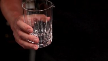 Barmen barda bir kokteyl hazırlıyor.