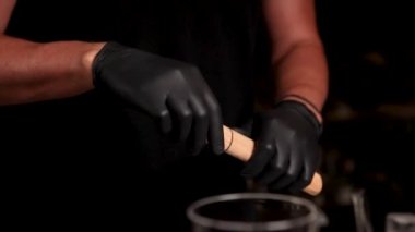 Barmen barda bir kokteyl hazırlıyor.