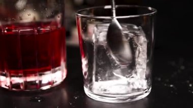 Barmen barda bir kokteyl hazırlıyor.