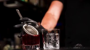 Barmen barda bir kokteyl hazırlıyor.