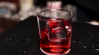 Barmen barda bir kokteyl hazırlıyor.