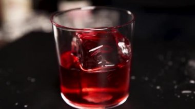 Barmen barda bir kokteyl hazırlıyor.