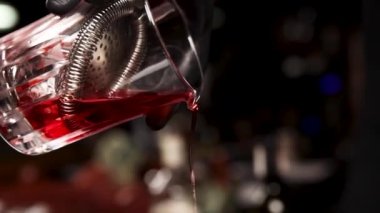 Barmen barda bir kokteyl hazırlıyor.