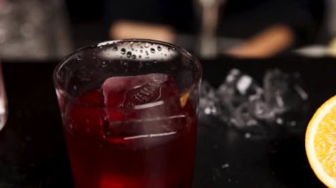 Barmen barda bir kokteyl hazırlıyor.