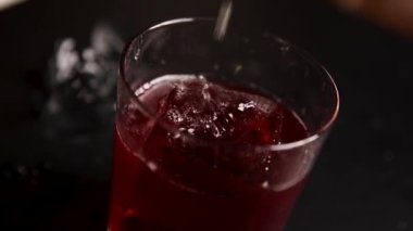 Barmen barda bir kokteyl hazırlıyor.