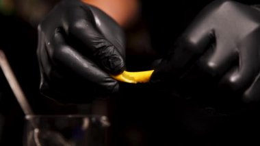 Barmen barda bir kokteyl hazırlıyor.