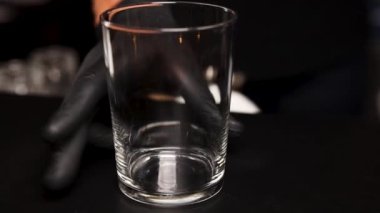 Barmen barda bir kokteyl hazırlıyor.