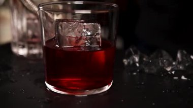 Barmen barda bir kokteyl hazırlıyor.