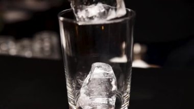 Barmen barda bir kokteyl hazırlıyor.