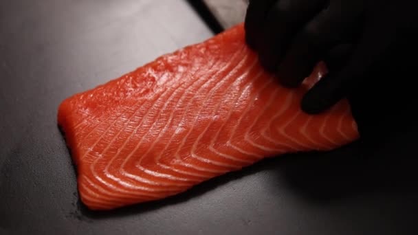 Chef Rebanando Salmón Cerca Pescado Crudo Tabla Cortar — Vídeo de stock