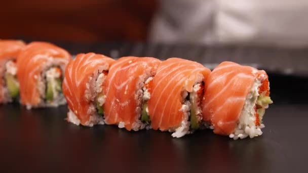 Kuchař Připravuje Závitky Japonské Restauraci — Stock video