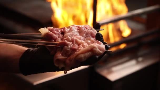 Kuchař Vaří Grilované Kuře Japonské Restauraci — Stock video