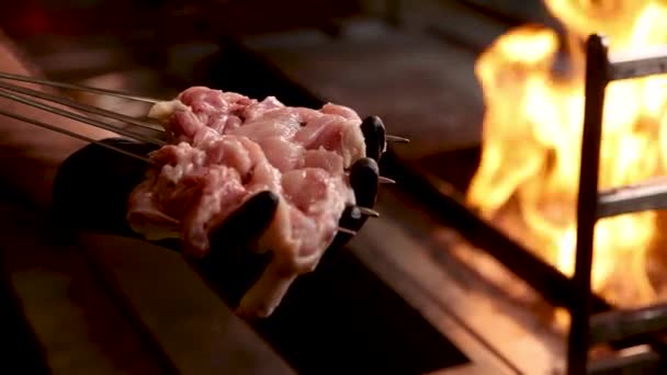 Chef Cocina Pollo Parrilla Restaurante Japonés — Vídeo de stock