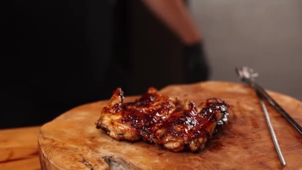 Chef Cooks Grilled Chicken Japanese Restaurant — Stock Video