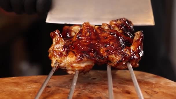 Chef Koks Gegrilde Kip Een Japans Restaurant — Stockvideo