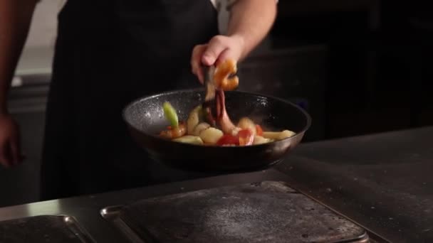 Noedels Met Zeevruchten Groenten Een Japans Restaurant — Stockvideo