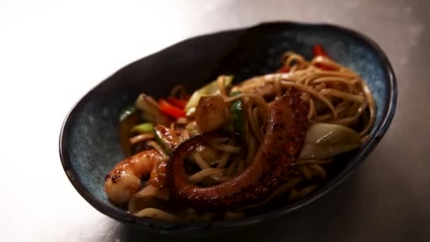 Fideos Con Mariscos Verduras Restaurante Japonés — Vídeos de Stock