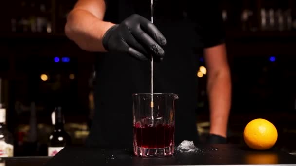 Barman Bereidt Een Cocktail Aan Bar — Stockvideo