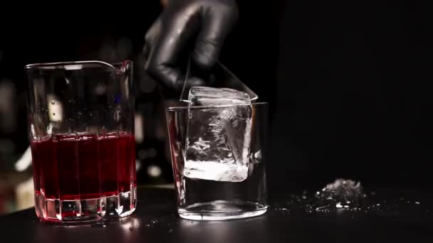 Der Barkeeper Bereitet Der Bar Einen Cocktail — Stockvideo