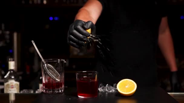Barista Prepara Cocktail Bar — Video Stock