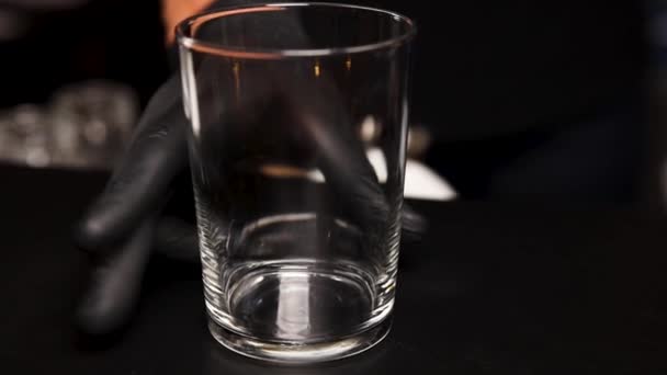 酒保在酒吧里准备了一杯鸡尾酒 — 图库视频影像