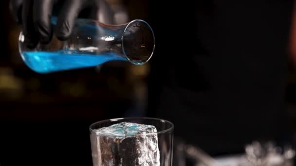 Bartender Menyiapkan Koktail Bar — Stok Video