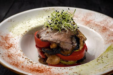 Sebzeli ve soslu lezzetli et.