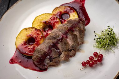 Siyah arka planda ızgara et, sebze ve baharat.