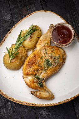 Siyah arka planda ızgara et, sebze ve baharat.