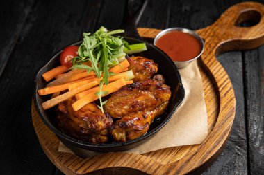 Sebze ve soslu ızgara tavuk kanadı.