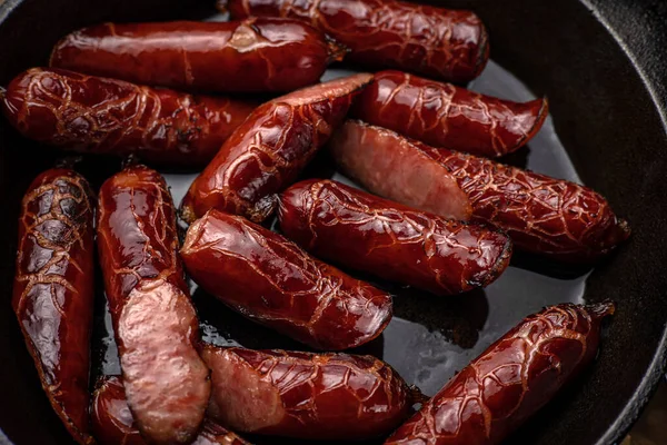Saucisses Grillées Dans Une Casserole Sur Fond Noir — Photo