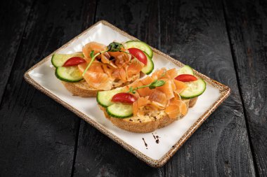 Tahtaya somon, domates ve peynir konmuş.