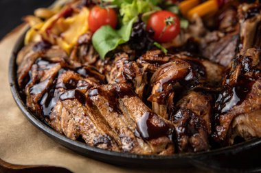 Siyah arka planda ızgara et ve sebze.