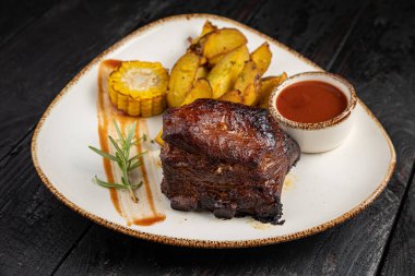 Siyah arka planda ızgara et ve sebze.