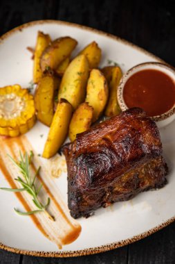 Siyah arka planda ızgara et ve sebze.