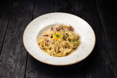 Peynirli makarna, yeşillik, restoranda sos.