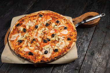 Peynirli lezzetli pizza, yeşillik, restoranda sos.