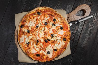 Peynirli lezzetli pizza, yeşillik, restoranda sos.