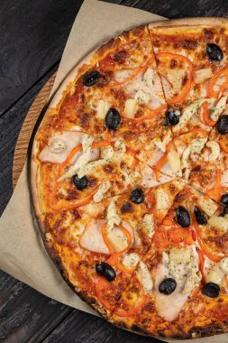 Peynirli lezzetli pizza, yeşillik, restoranda sos.