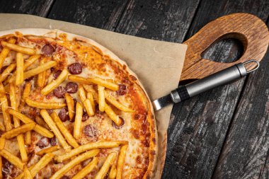 Peynirli lezzetli pizza, yeşillik, restoranda sos.