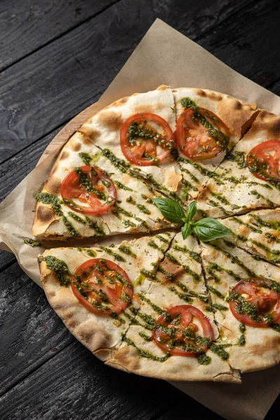 Смачна Піца Сиром Зеленню Соусом Ресторані — стокове фото