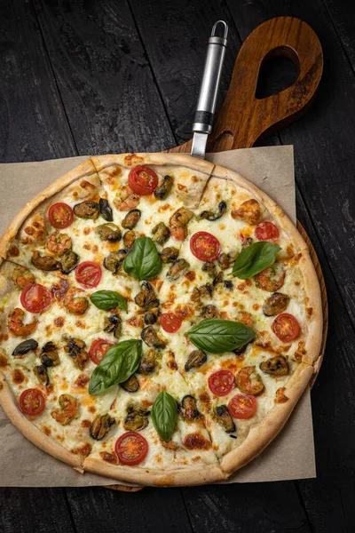 Смачна Піца Сиром Зеленню Соусом Ресторані — стокове фото