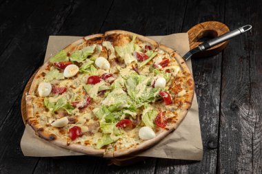 Peynirli lezzetli pizza, yeşillik, restoranda sos.