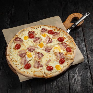 Peynirli lezzetli pizza, yeşillik, restoranda sos.